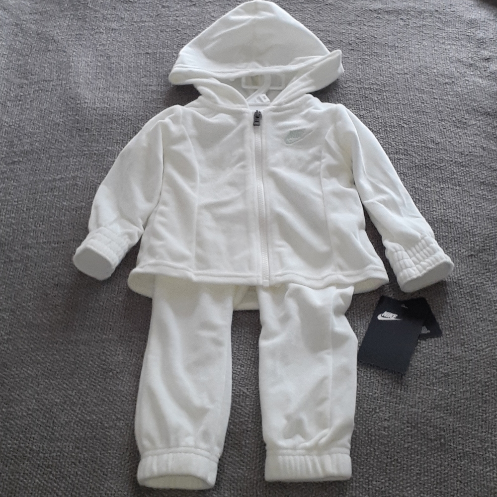 Baby / Infant Nike Girl 2 Piece Velour Suit
